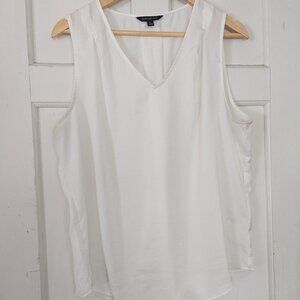 Banana Republic V-neck White Shell Size L